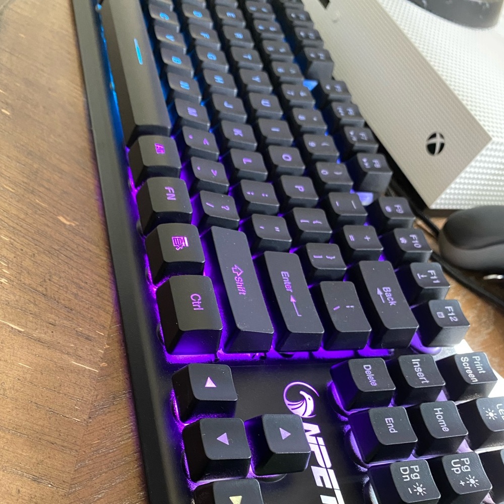 RGB Keyboard with Interchangeable Keycaps